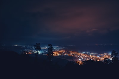 在夜间城市景观的照片
